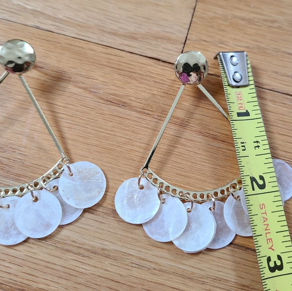 Brand New- Fan Shaped Natural Look Shell Earrings - Picture 6 of 6